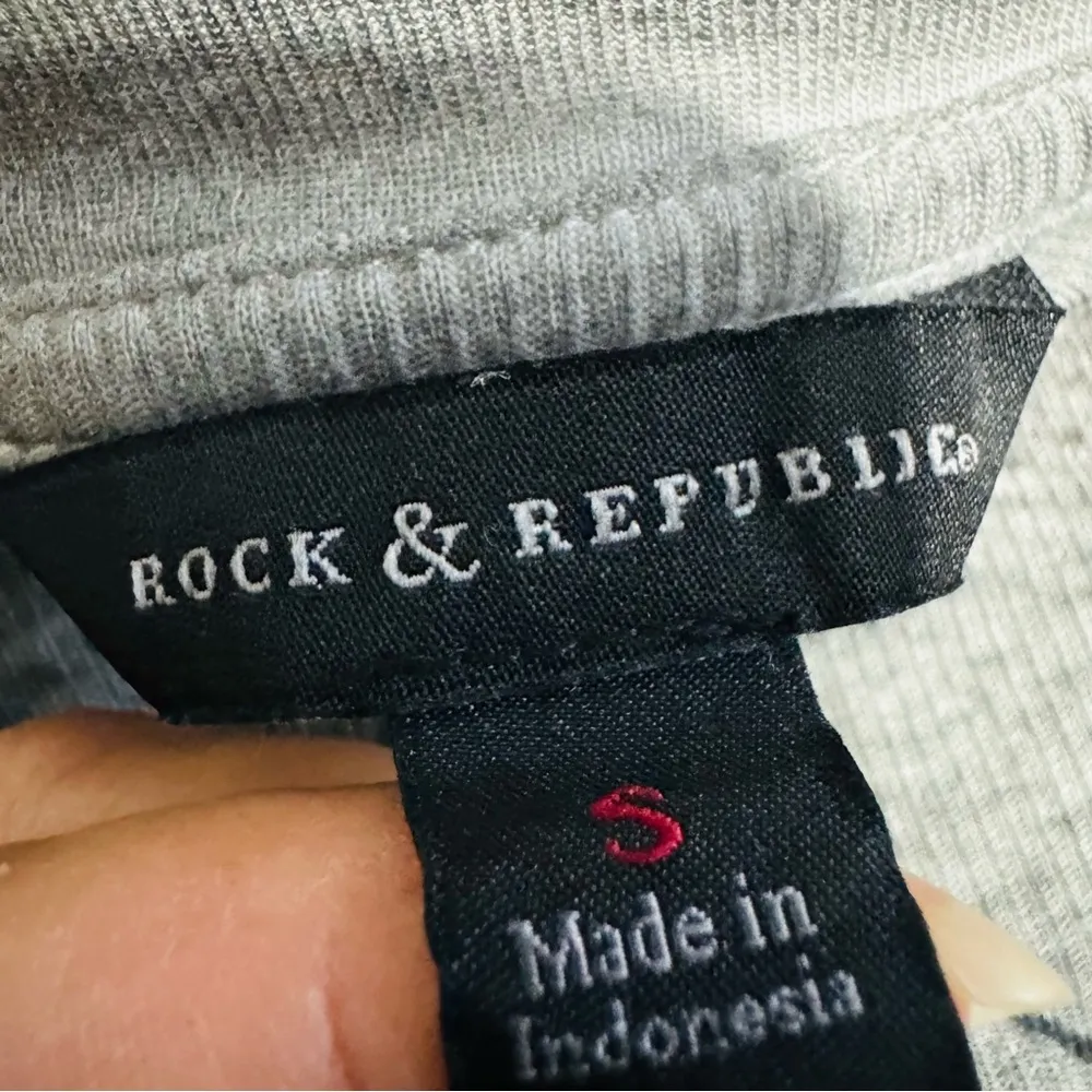 Rock & Republic Gray Y2K Fitted Ribbed Long Sleeve Angel Wings‎ Tee Size S - Image 8