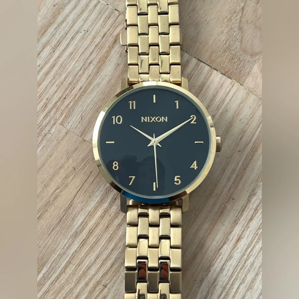 Nixon The Arrow Point It Watch Black Dial Gold-Tone Bracelet New Crystal - Image 4