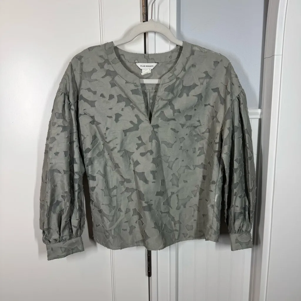 Club Monaco Sculptured Floral Fil Coupé boxy Top in Forest Fog size small office - Image 2