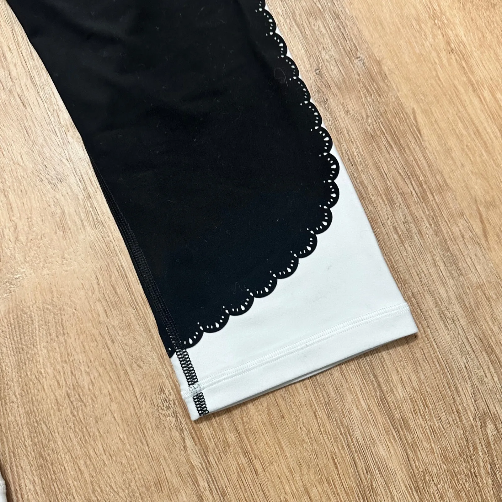 Athleta | Black White Scalloped Lace Trim Athletic Workout Capri Leggings,  L - Image 5