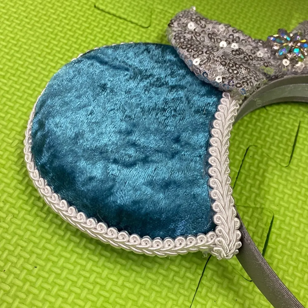 Disney’s Frozen Themed Minnie Ears with silver sequined bow - Image 5