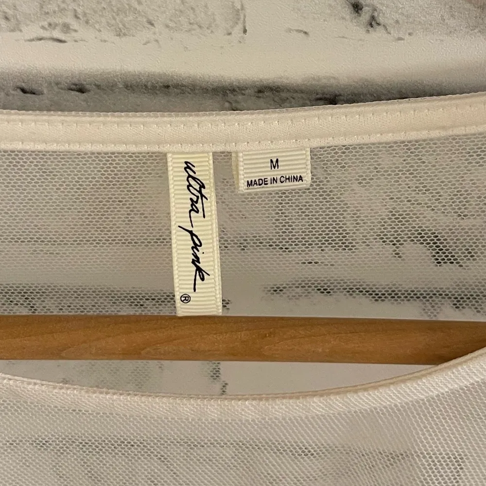 NWOT Women’s Ultra Pink white sheer crochet top with h attached tank top Medium - Image 3