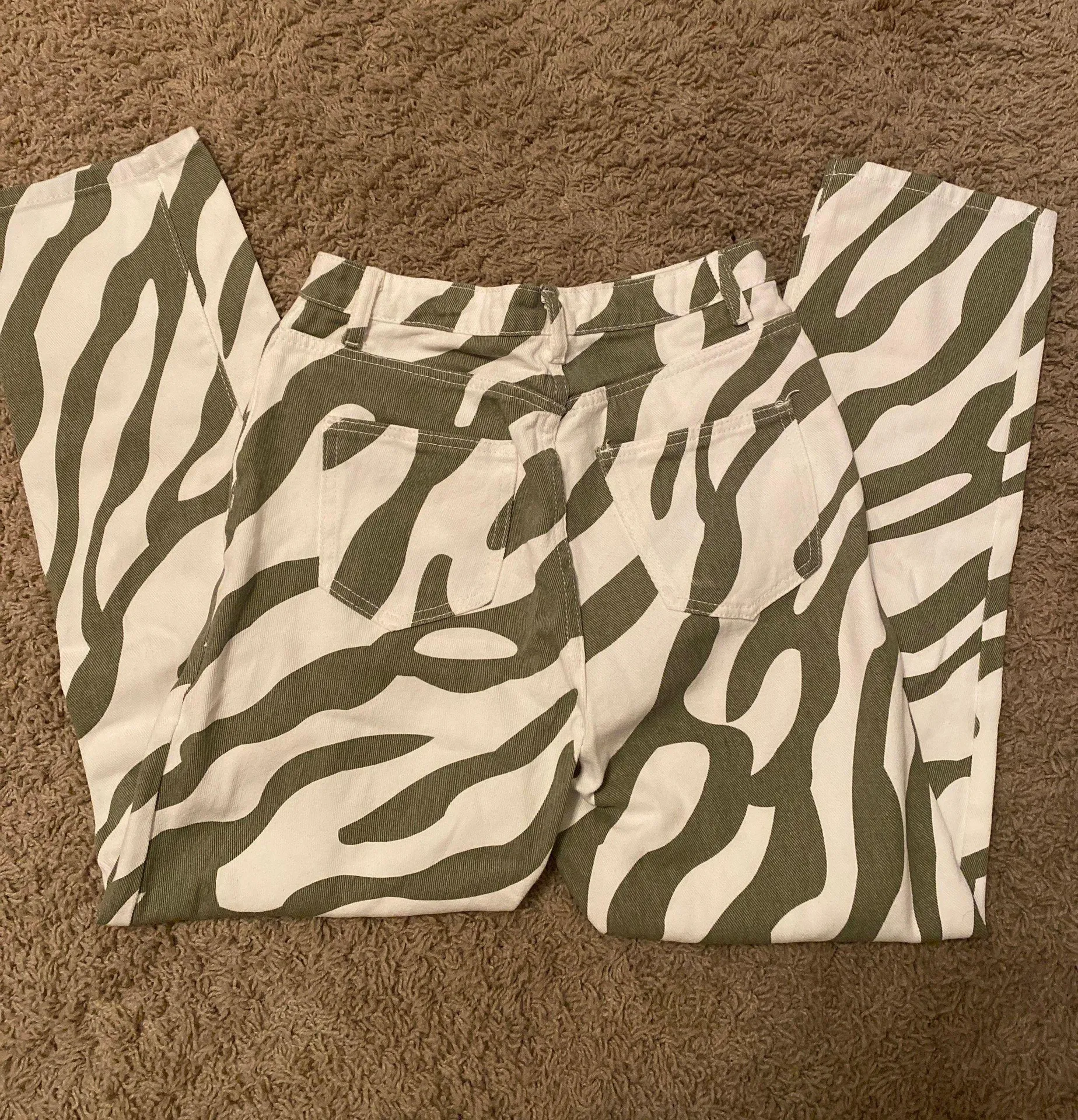 SheIn zebra straight leg jeans - Image 4