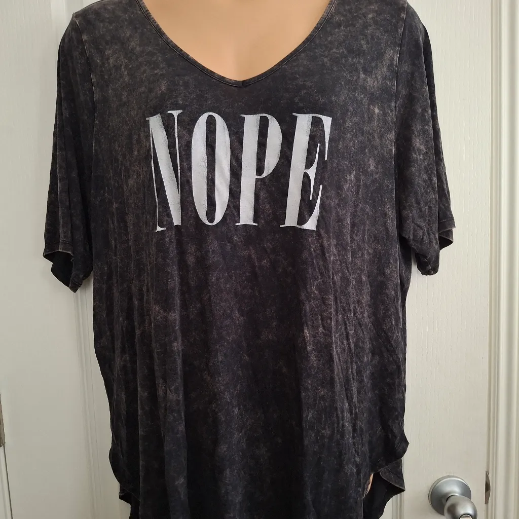 Torrid Sz 4 Charcoal Graphic Women's Tee - Image 3