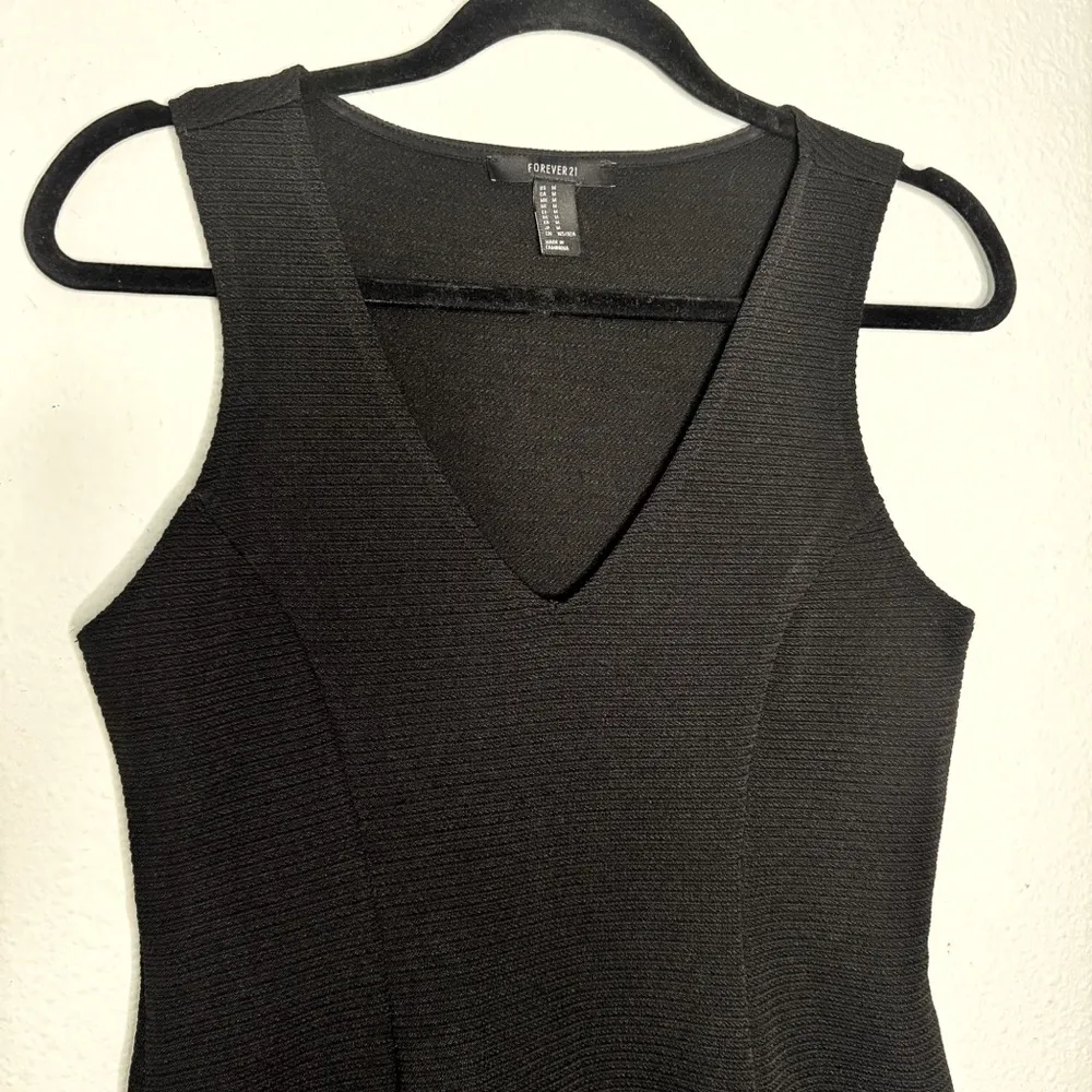 Forever 21 V neck A line sleeveless mini black dress size medium - Image 3