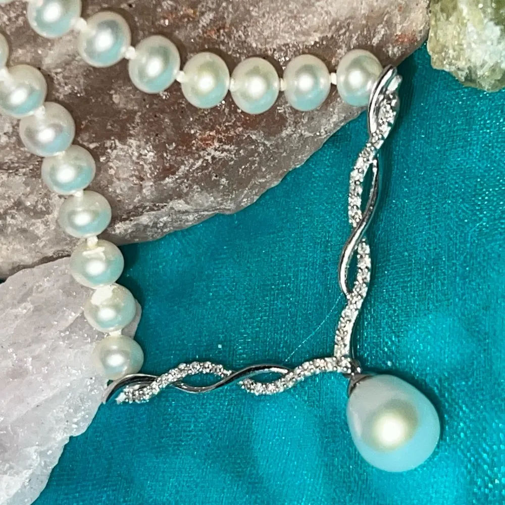 10K Gold Diamond & Pearl Drop Necklace - Image 3