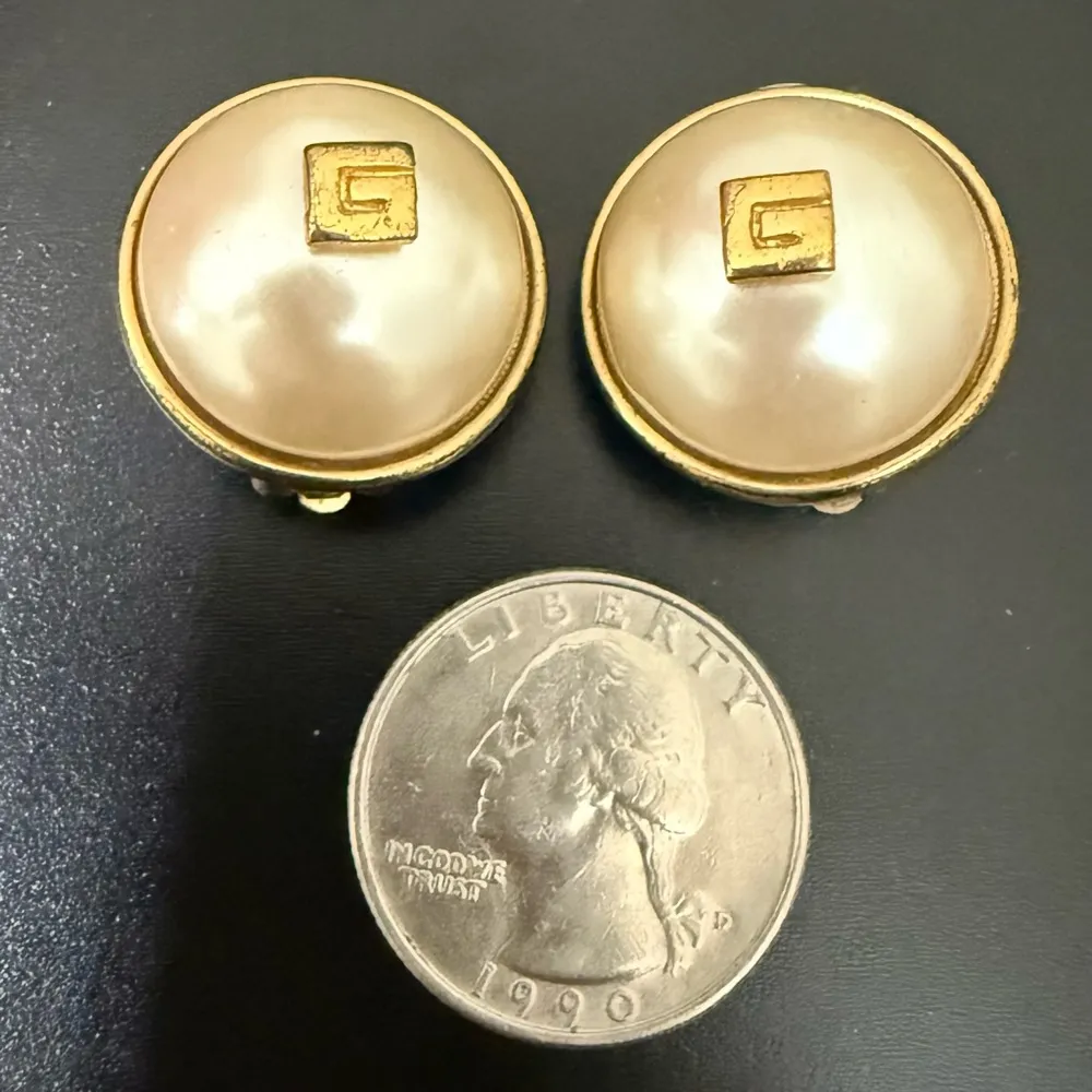 Rare Vintage GIVENCHY G Logo Gold-tone Faux Pearl Dome Button Clip On Earrings - Image 6