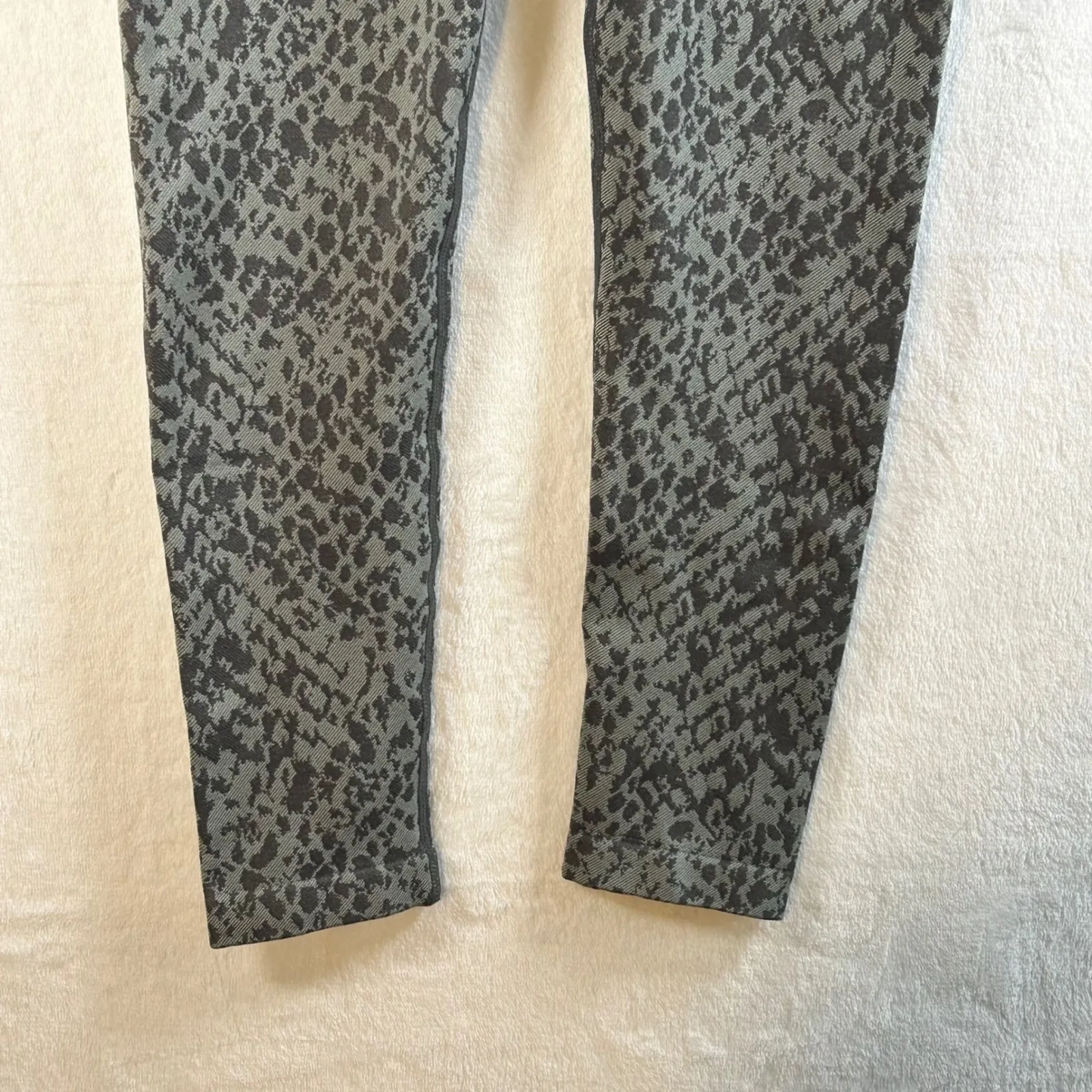 Aerie OFFLINE High Rise 7/8 Legging Snake Print Grey Black Size S - Image 3
