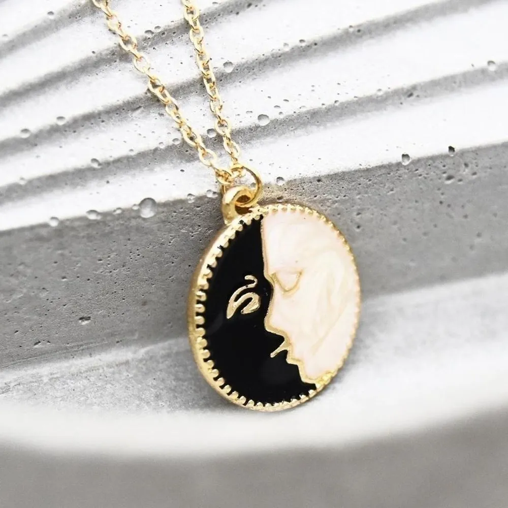 Kissing Figures Necklace Gold - Image 4