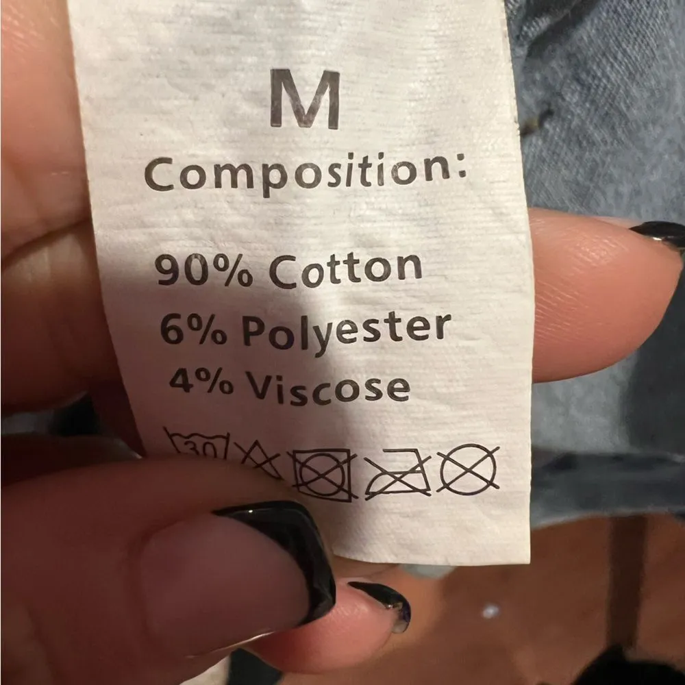 NWOT women's Jean jacket with pearls accent size medium distressed with pockets Blue - Image 6