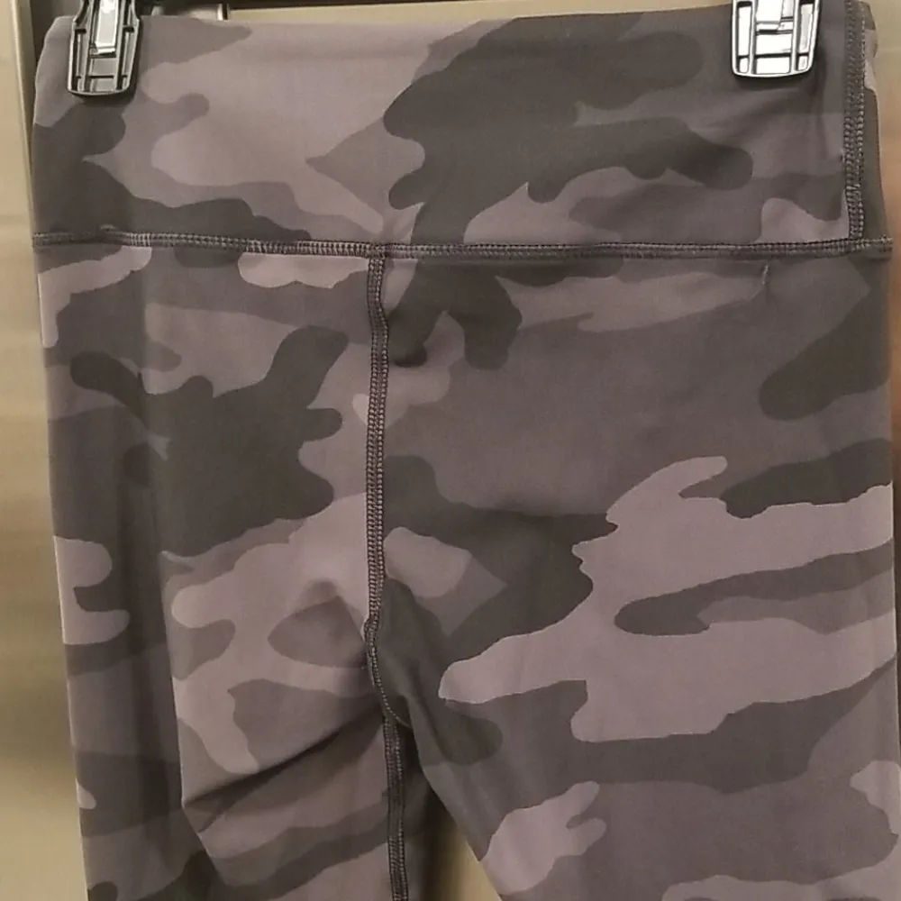 💕BECCO💕 Capri Yoga Leggings ~ Camo Print Size M - Image 4