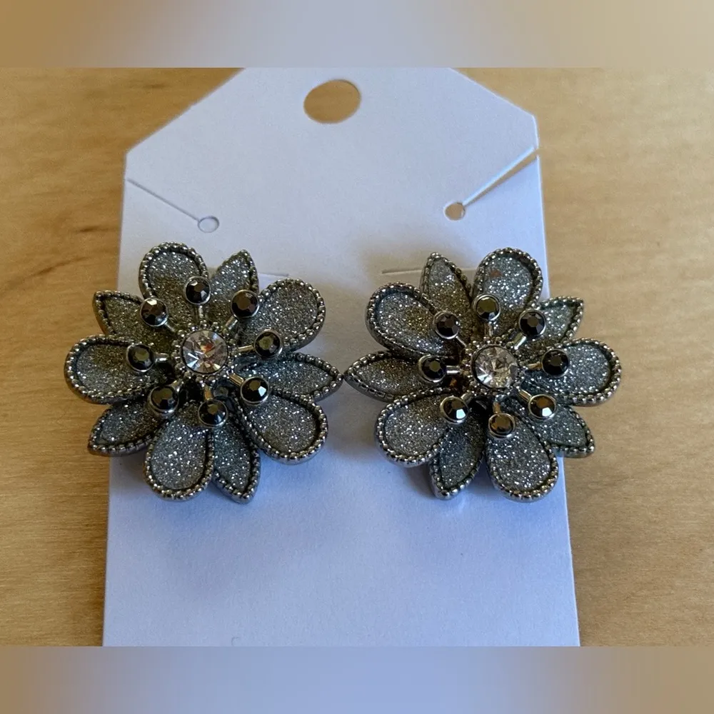 Sparkling Flower Earrings Silver - Image 3