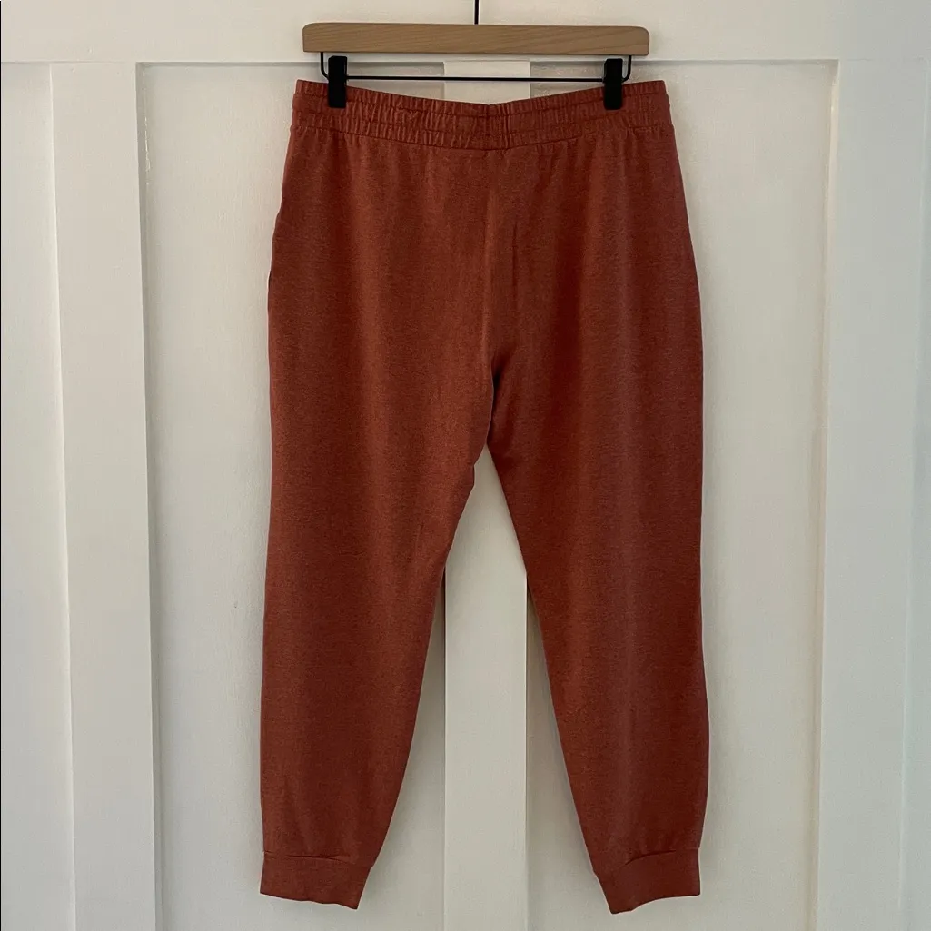 VUORI Performance Jogger in Cinnamon Heather Size M NWOT - Image 5