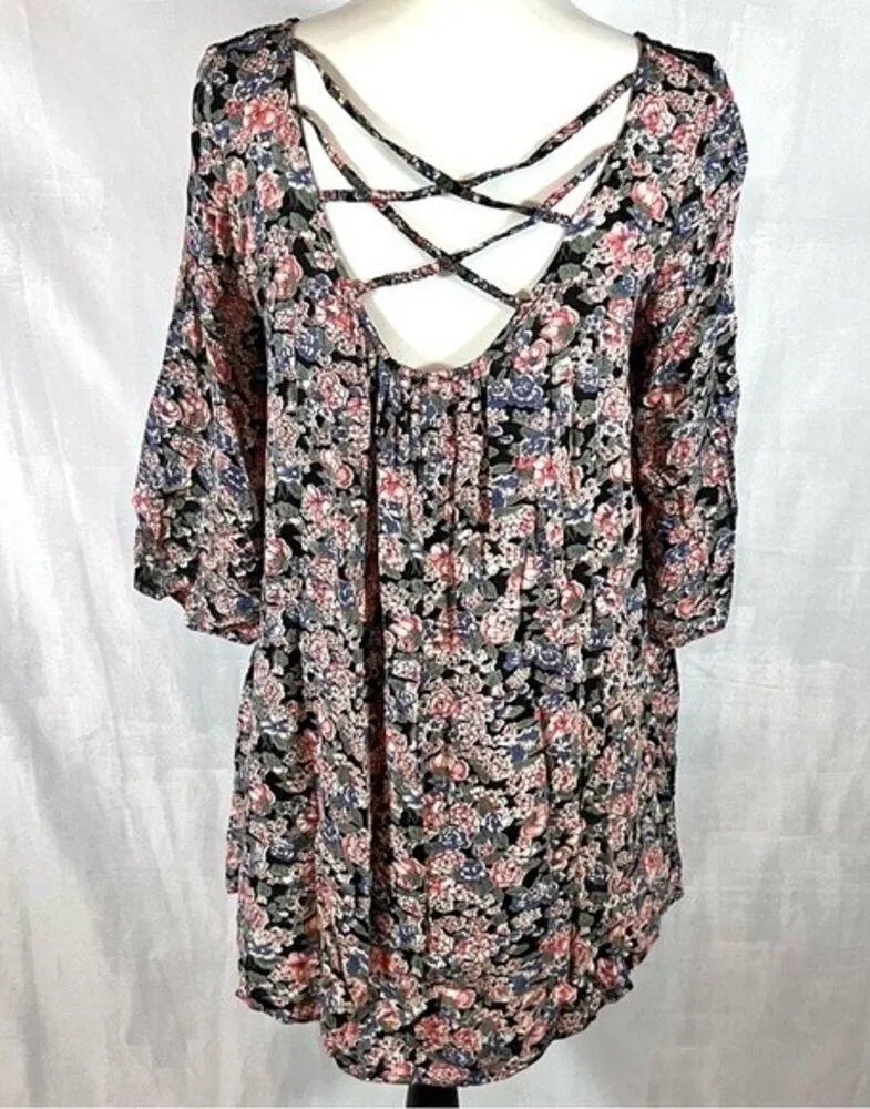 En Creme lace yoke cross back floral tunic top size medium - Image 3