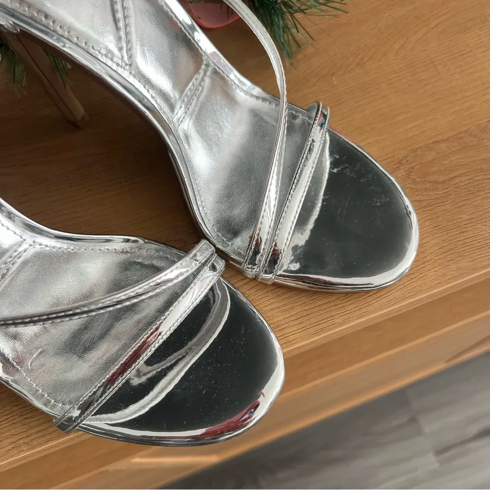 NEW Aldo Kit Patent Metallic Silver Platform Heels 6.5 - Image 5