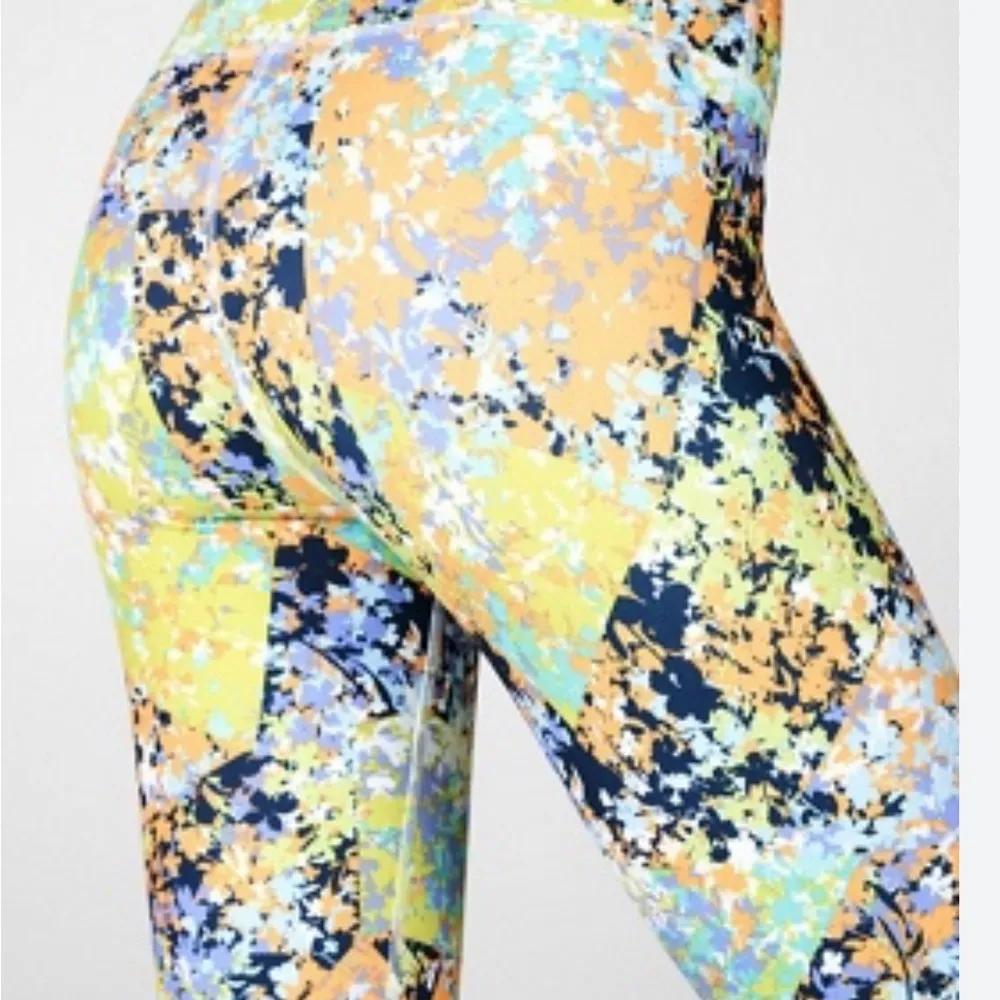 NWT Fabletics powerhold Capri pants sz large - Image 2