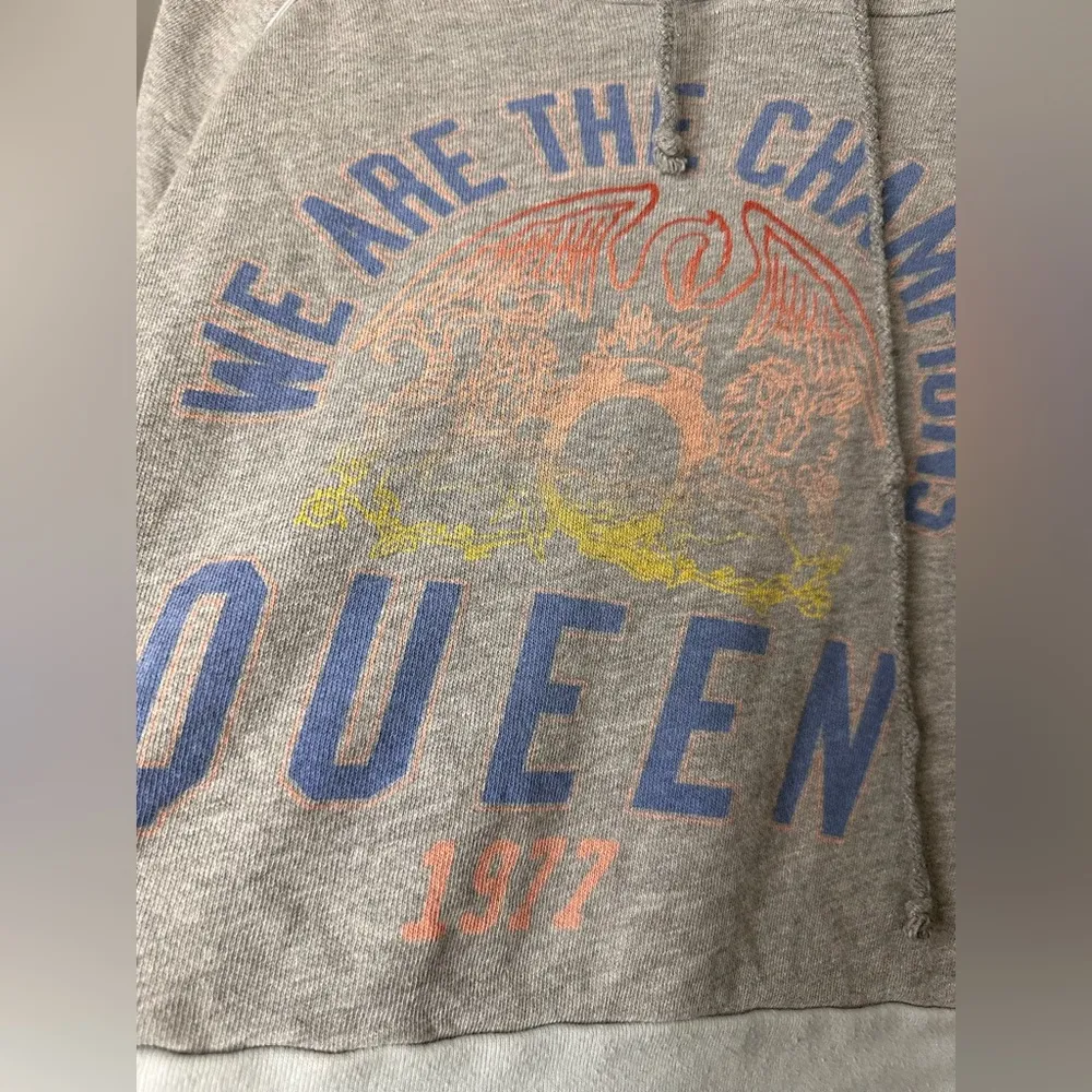 American Eagle Queen Graphic Cropped LS Hooded Sweatshirt - Image 4