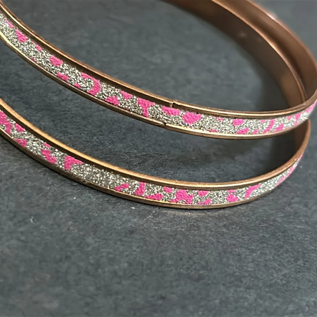 Women’s vintage dainty‎ set of 2 gold tone sparky cheetah print bangle bracelets - Image 5