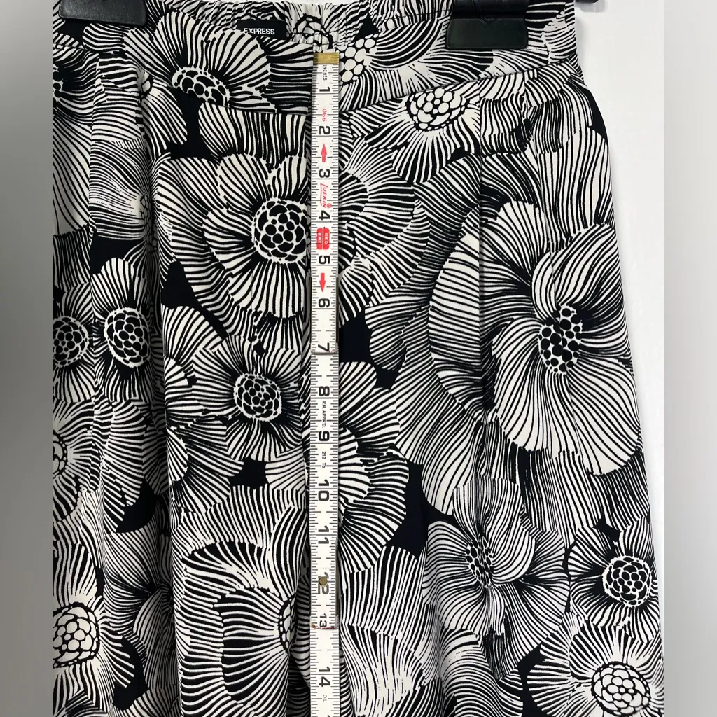 Express Stylist Super High Waisted Pleated Wide Leg Pant Floral Pant size 6 - Image 9