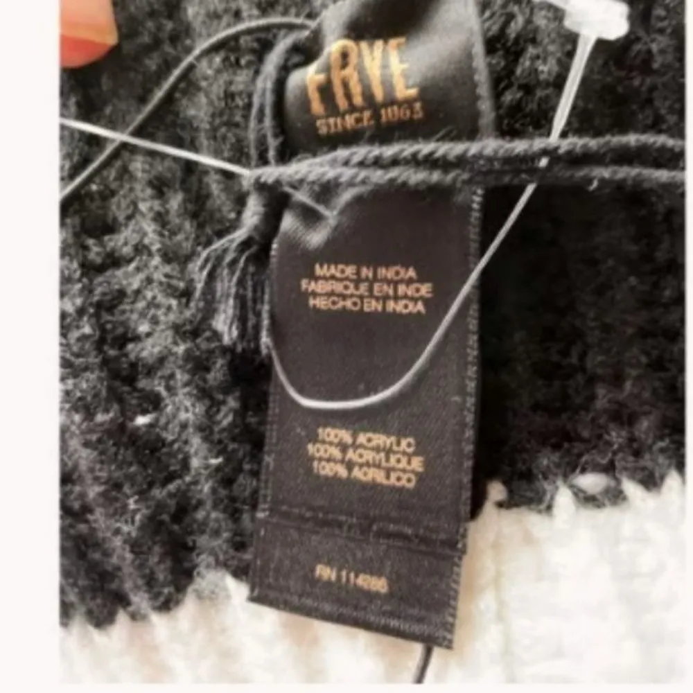 Frye knit beanie black with white trim - Image 4