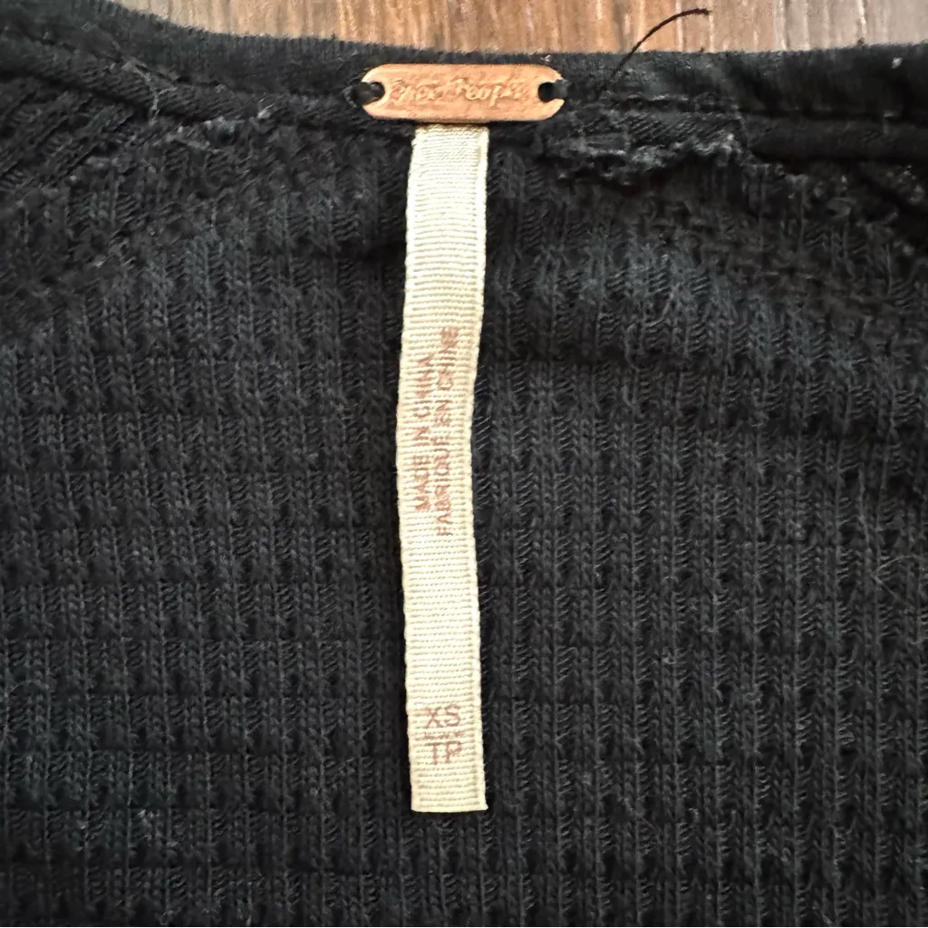 FREE PEOPLE waffle cotton blend V neck, oversized, long sleeve top, size XS - Image 13