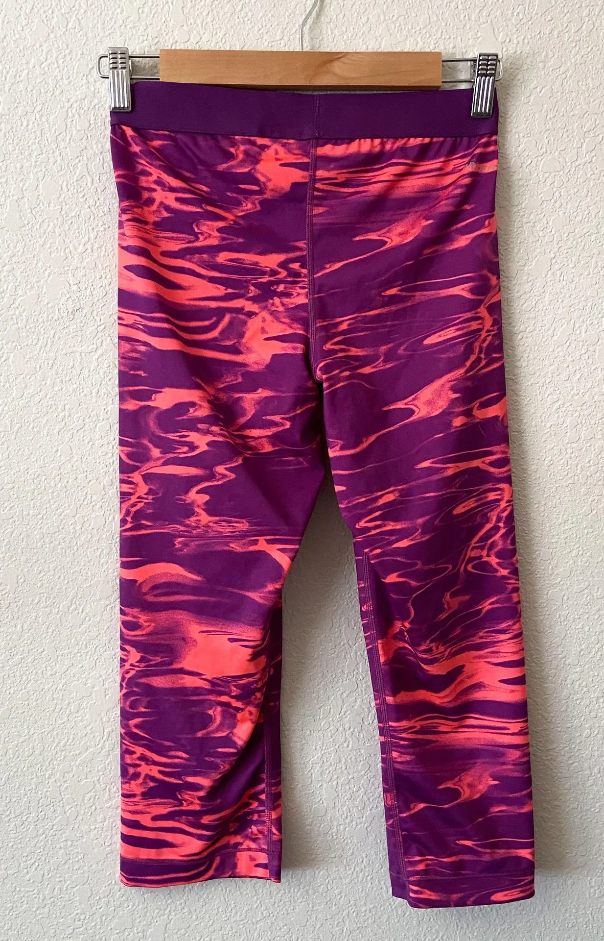 Womans Pro Dri-Fit Capri Leggings Medium - Image 3