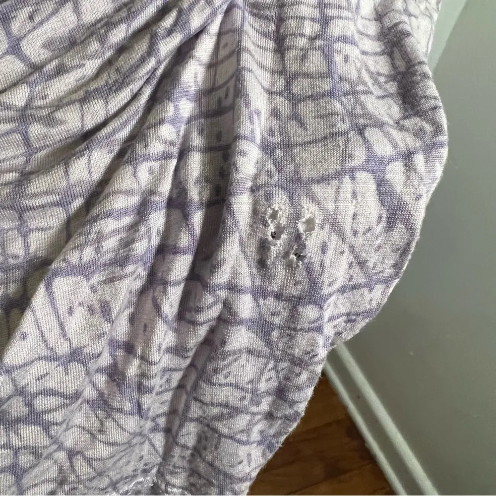 New York & Co Streetwear V-Neck T-Shirt Light Purple - Image 5