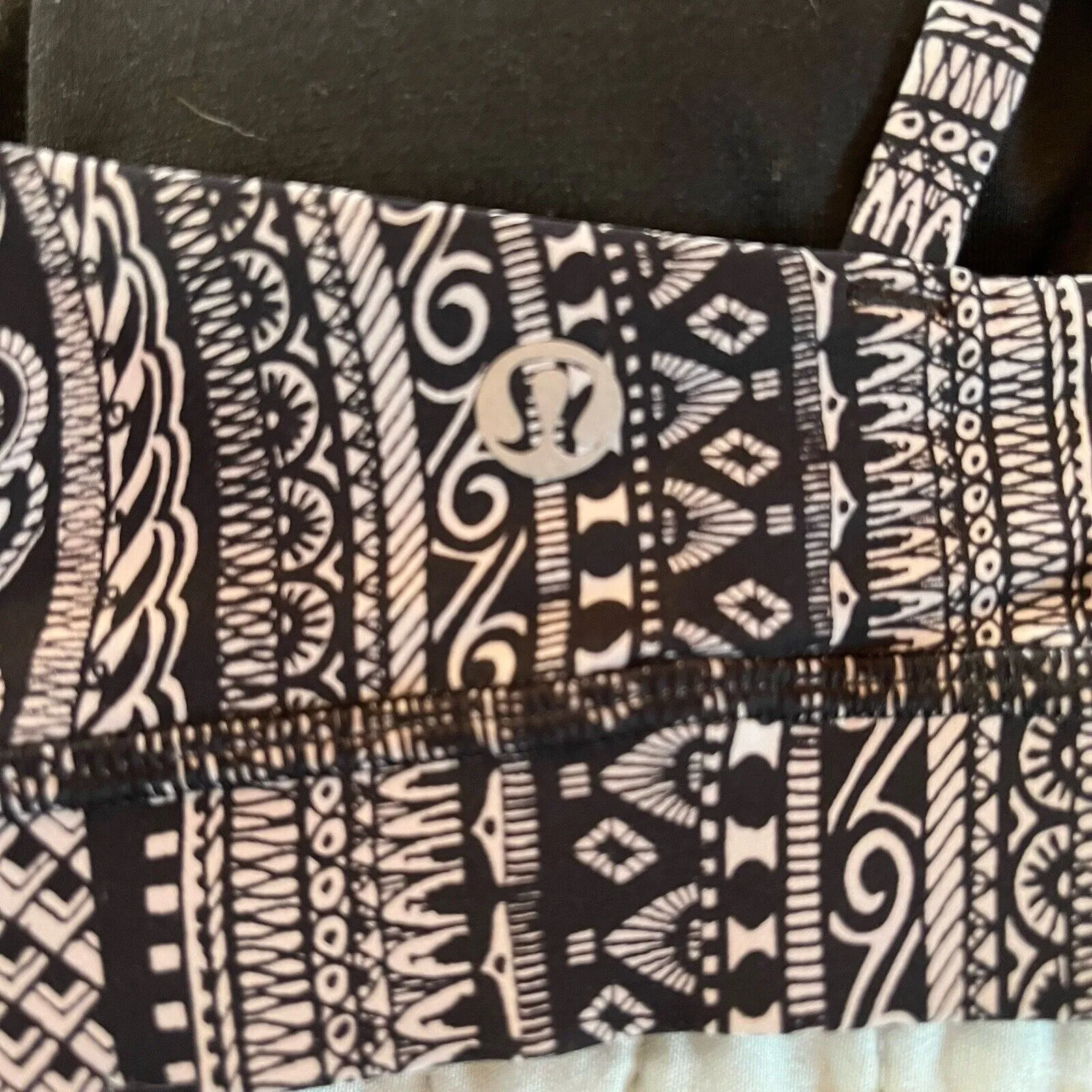 Lululemon 4/S Energy Sports Bra Geometric Black And White Padded EUC - Image 3