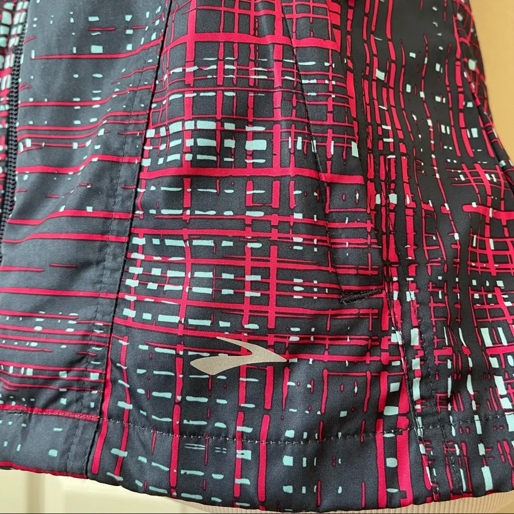 Brooks Running Shelter Technology Vest  XS - Image 8