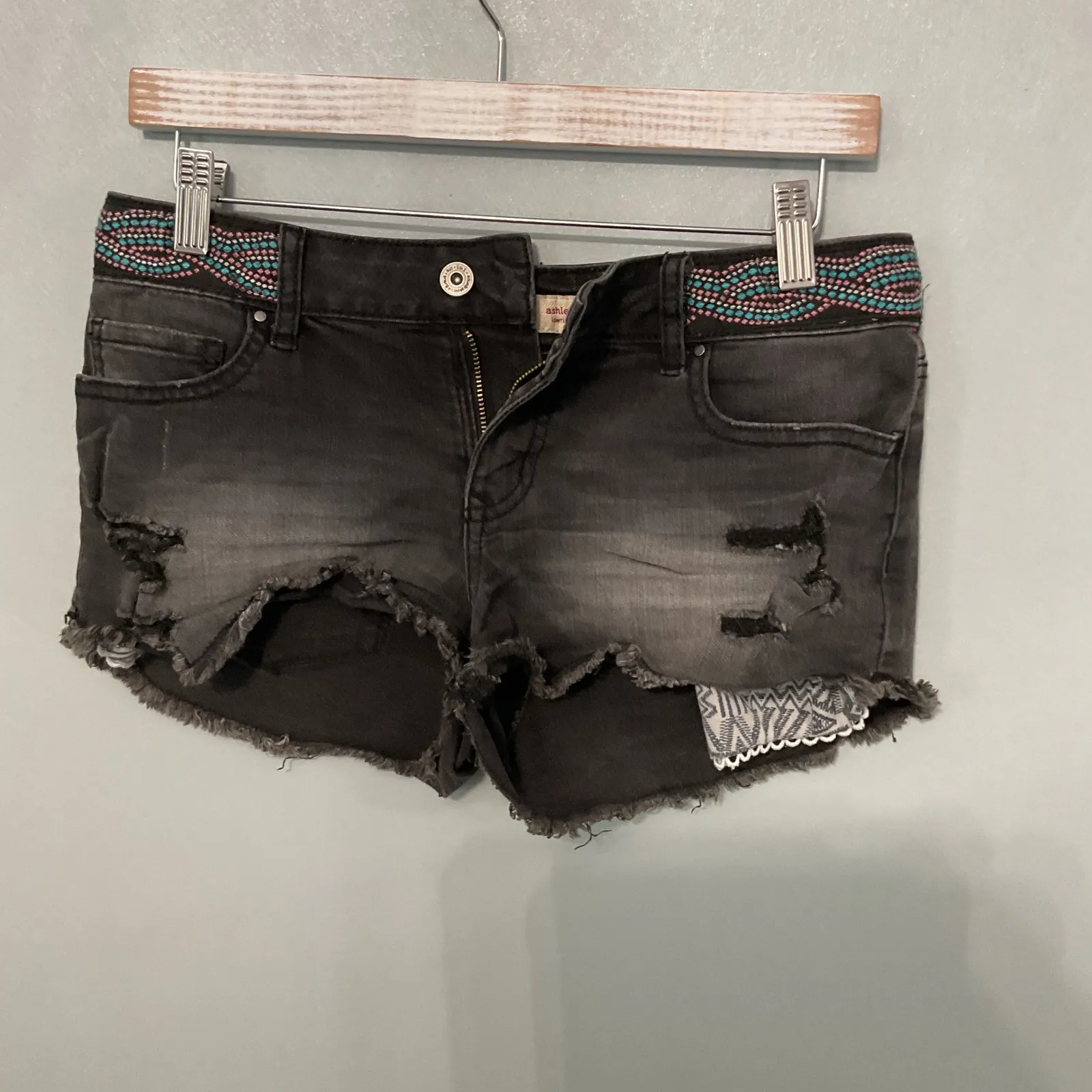 LEI Ashley Low Rise Denim Shorts Distressed Frayed Waistband Embellished Size 7 Gray - Image 2