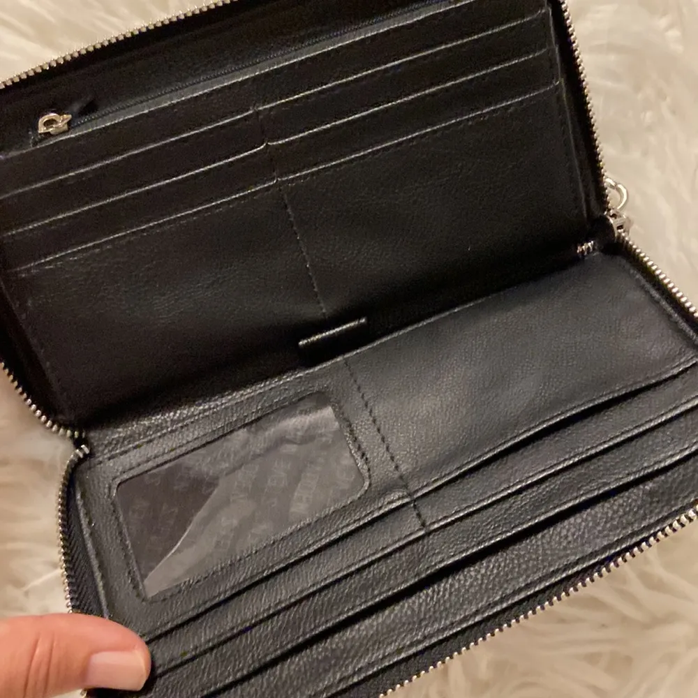 Steve Madden Wristlet size 8” long wide 5” excellent condition - Image 5