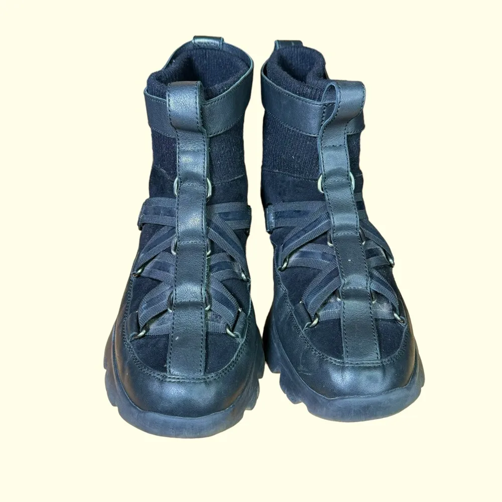 UGG  Lakes & Lights Black Leather Fur Sneaker Shoes EUC - Image 5