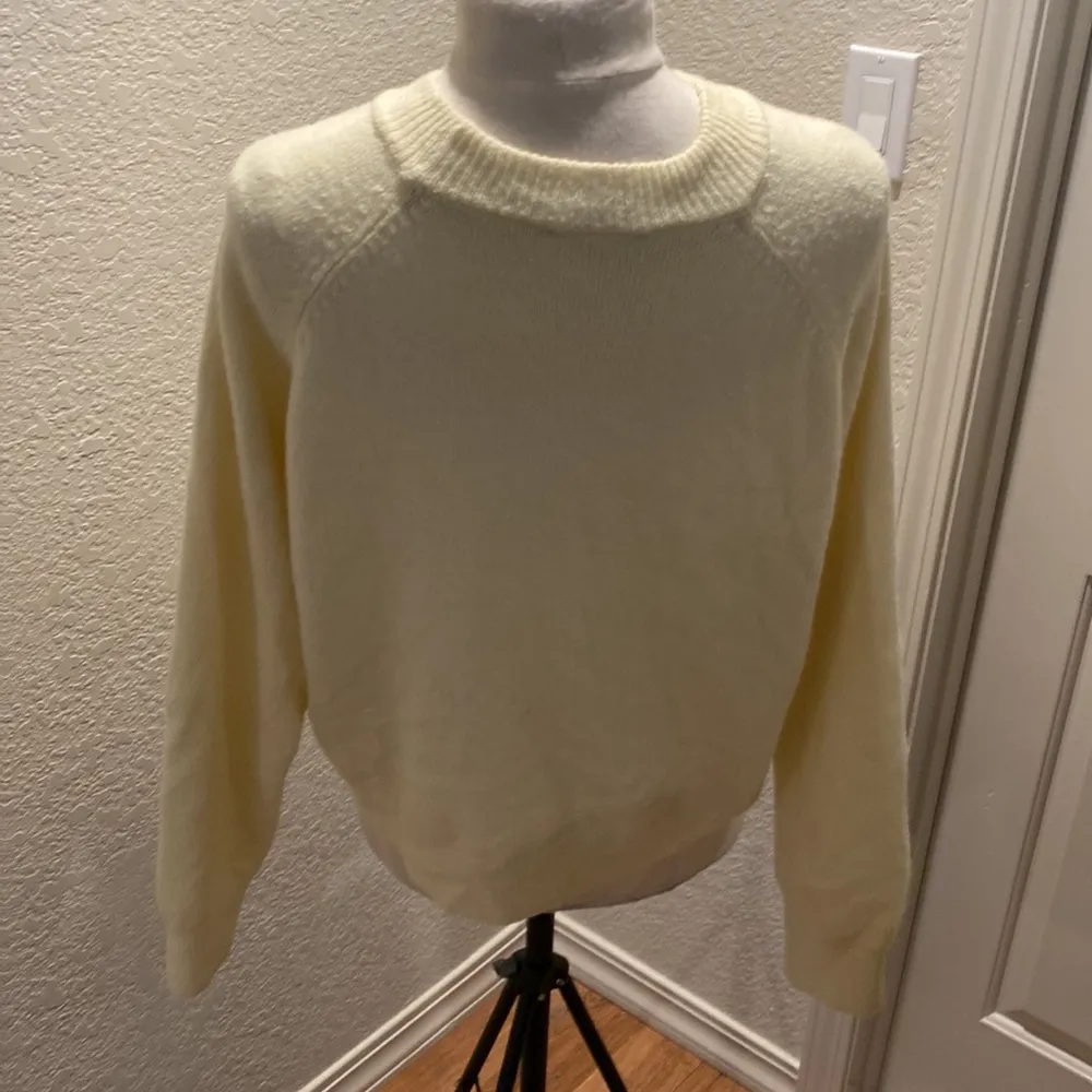 Vince Camuto Crew Neck Light Yellow Long Sleeve Comfy Sweater EUC Sz XL Acrylic - Image 4
