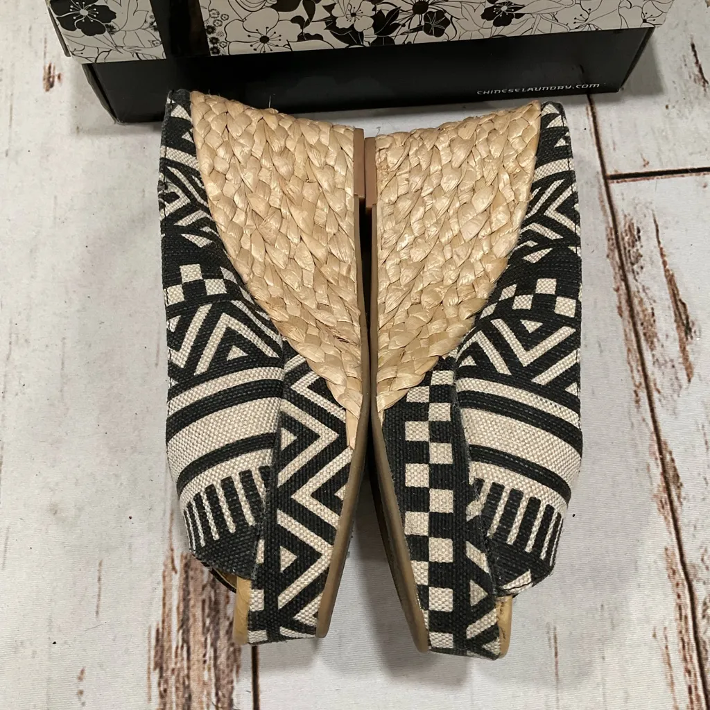 CL by Laundry  DAYSIE MULE PEEP TOE RAFFIA WEDGE HEELS. - Image 3