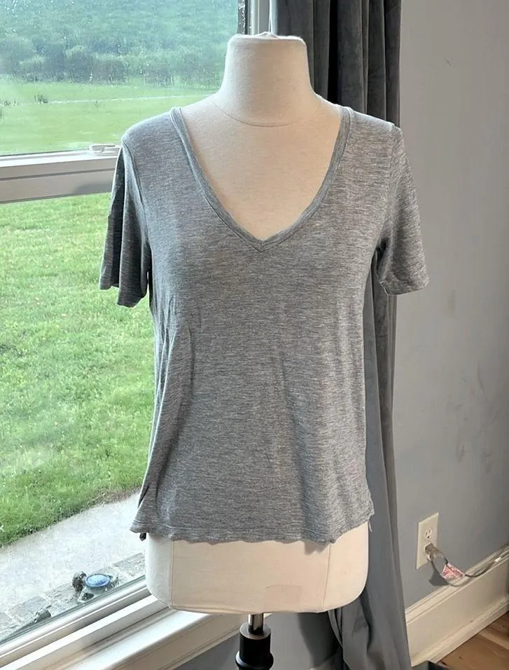Old Navy V Neck Gray Tee Short Sleeve Shirt Womens Oversized Small - Image 2