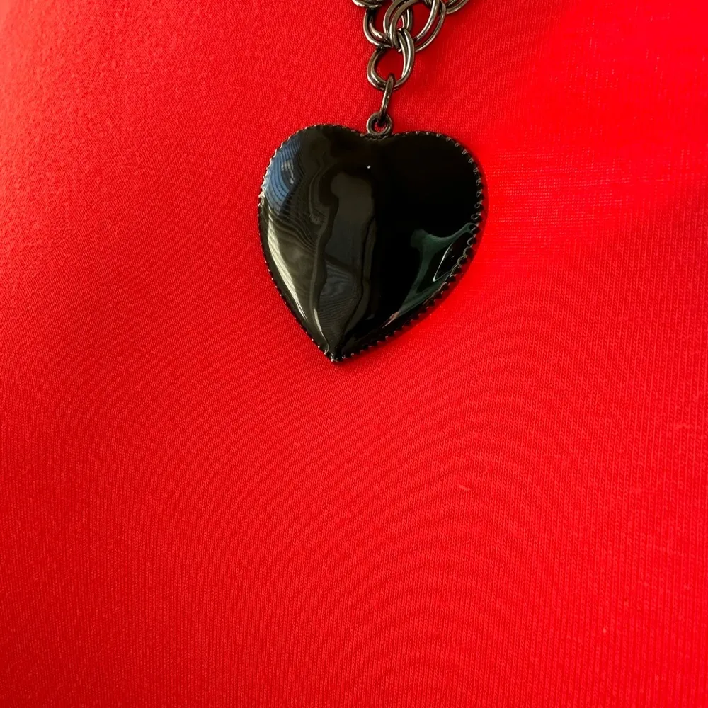 Beautiful Icing Black Heart Necklace - Image 2