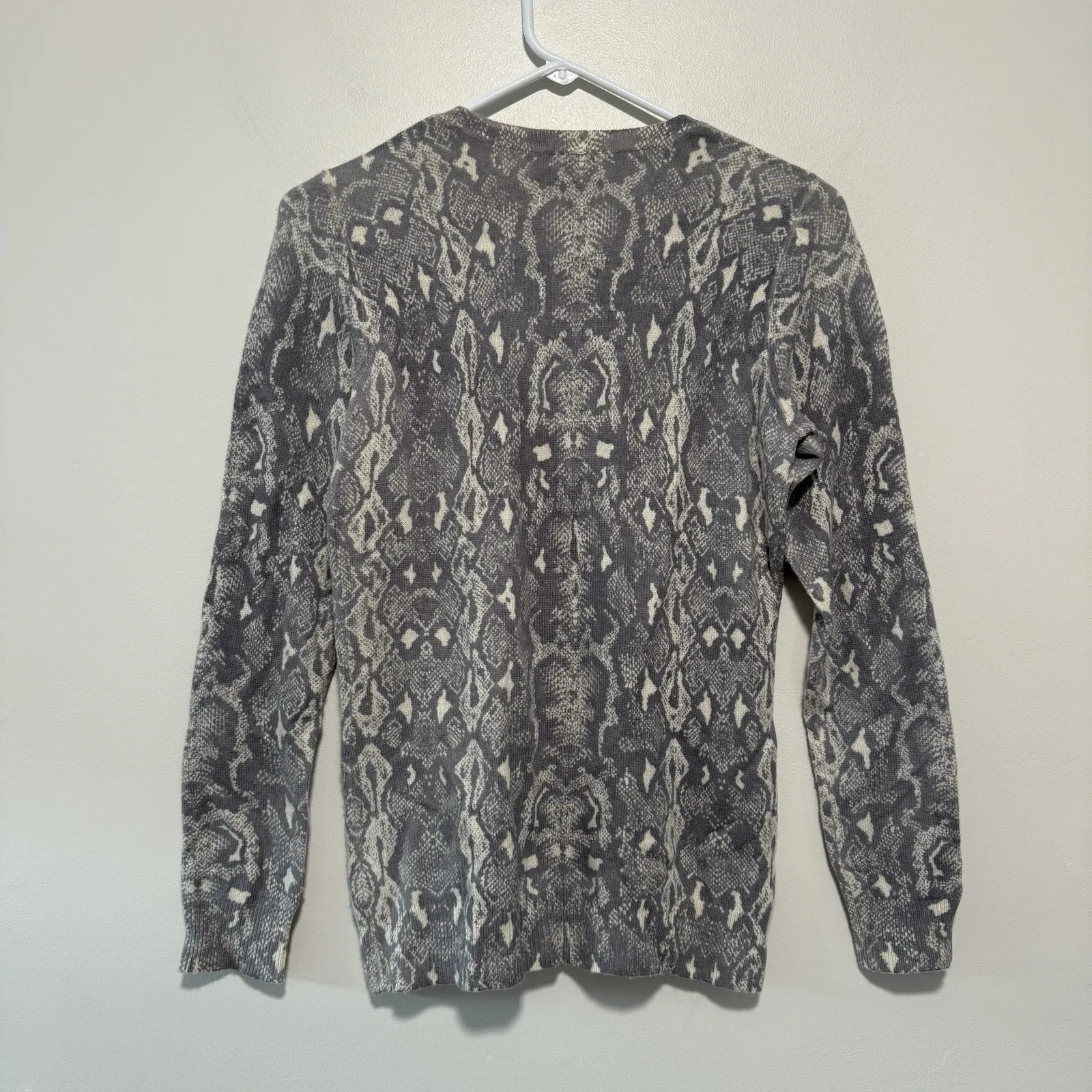 J. McLaughlin Gray Python Snake Print Cashmere Crewneck Sweater Size XS - Image 4