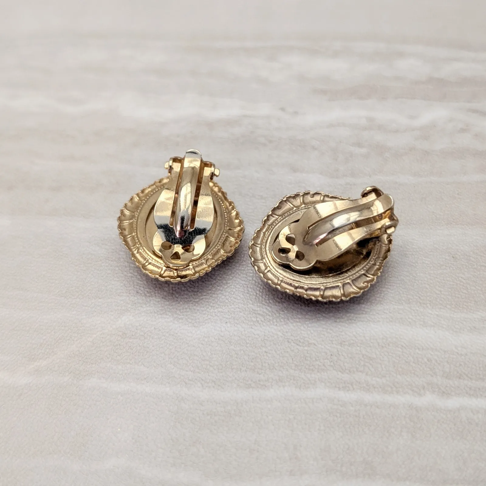 Vintage Clip On Earrings Fancy Gold Tone Halo with Possible Stone Center - Image 7