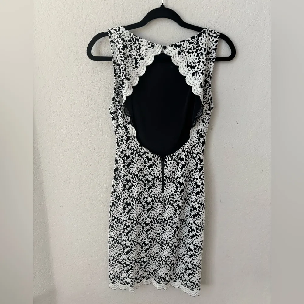 Alice and Olivia Black and White floral Dress size 4 - Image 5