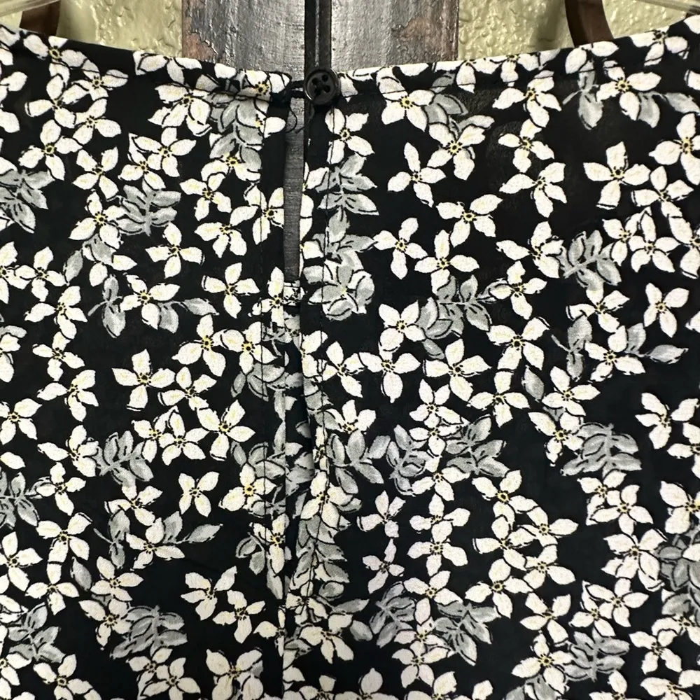 black/white floral 3/4 bell sleeves button neck top - Image 6
