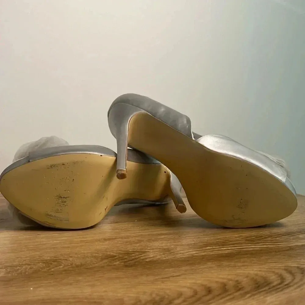 Audrey Brooke silver heels size 7 - Image 16
