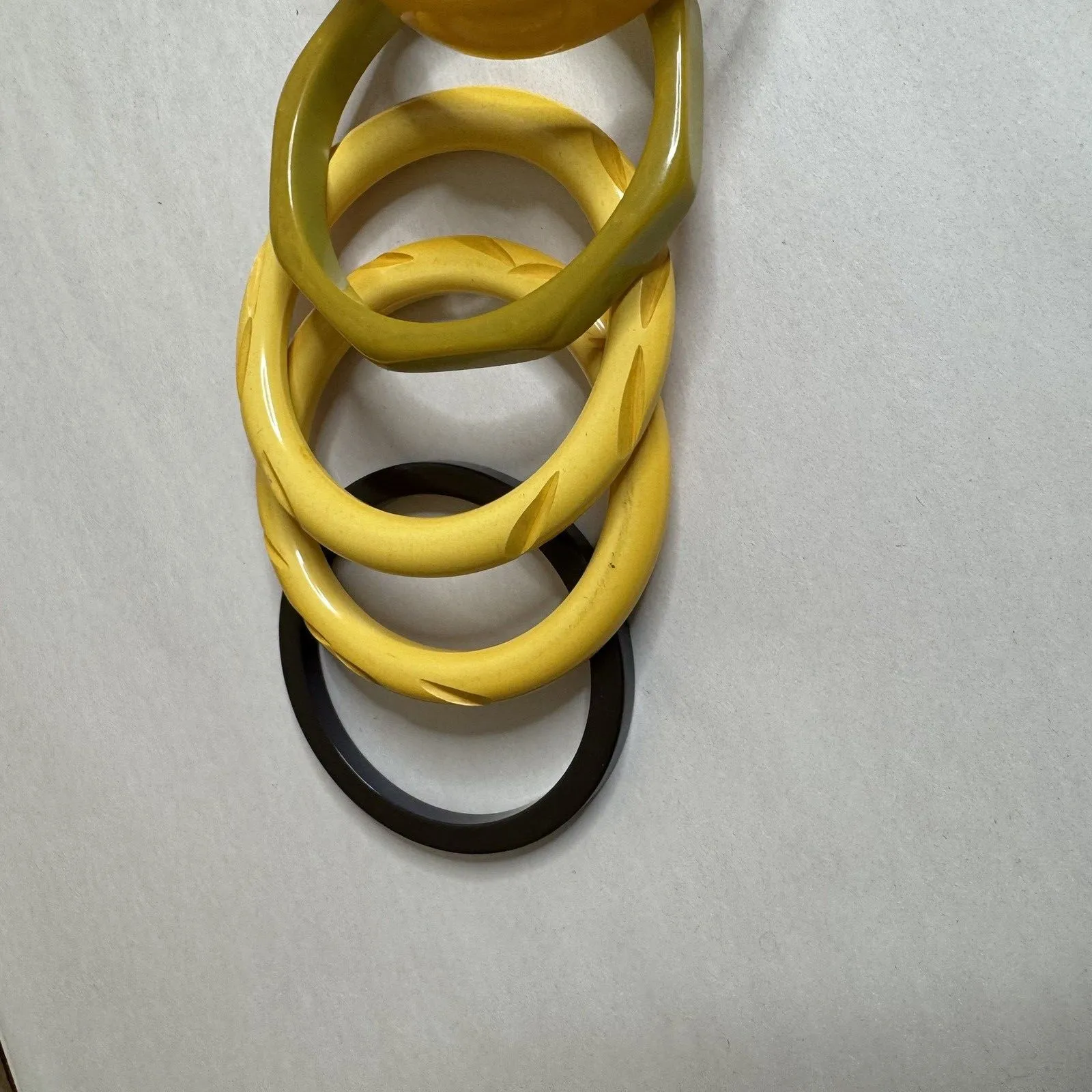 Vtg Bakelite Bangle Bracelets‎ Craved Yellow Green TESTED MCM Retro Spacer Corn - Image 2