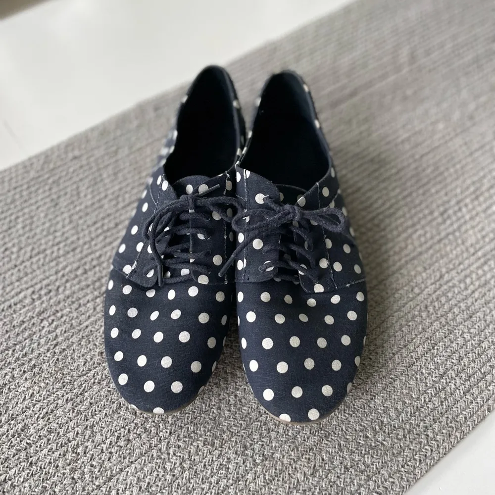 GAP Navy Blue and White Polka Dot Tie Oxfords Size 10 - Image 2