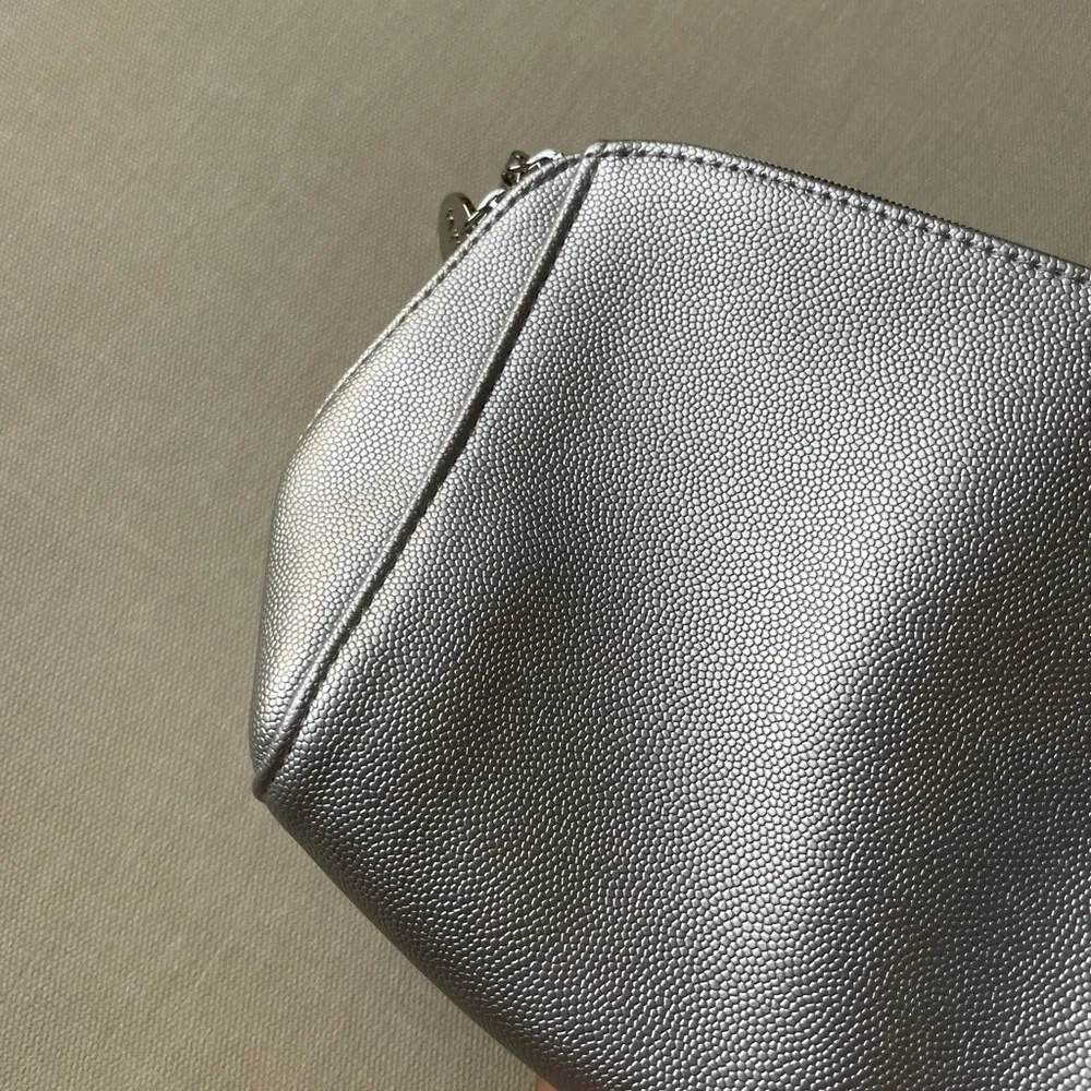 La Prairie Makeup Bag Silver - Image 4