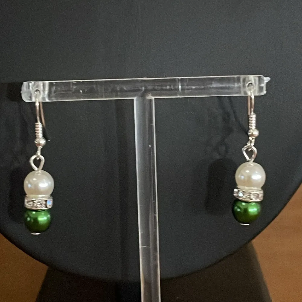 Vintage Silver toneFaux Green and White Pearl Necklace and Earrings set - Image 7