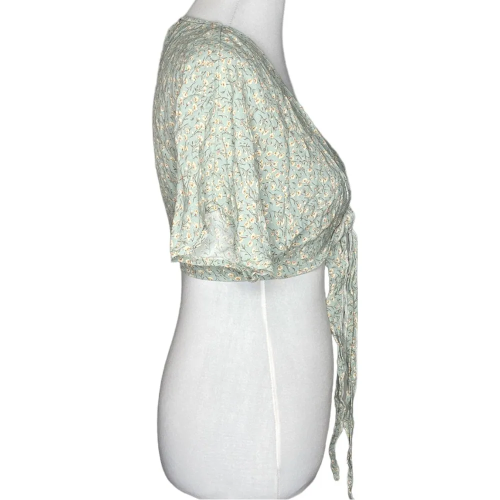 Lulus Front Tie Floral Crop Top Light Blue Size Medium - Image 3
