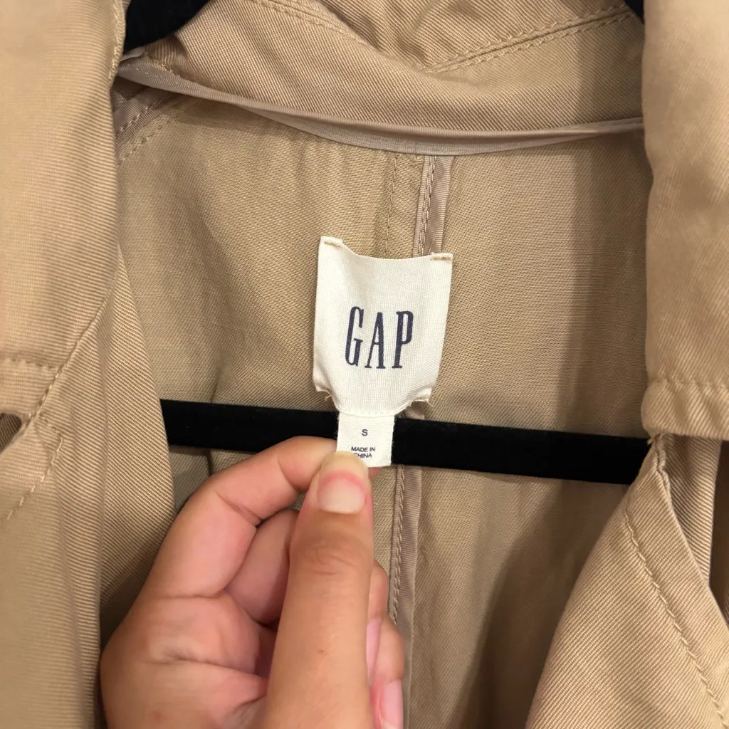 Gap  tan trench coat - Image 3