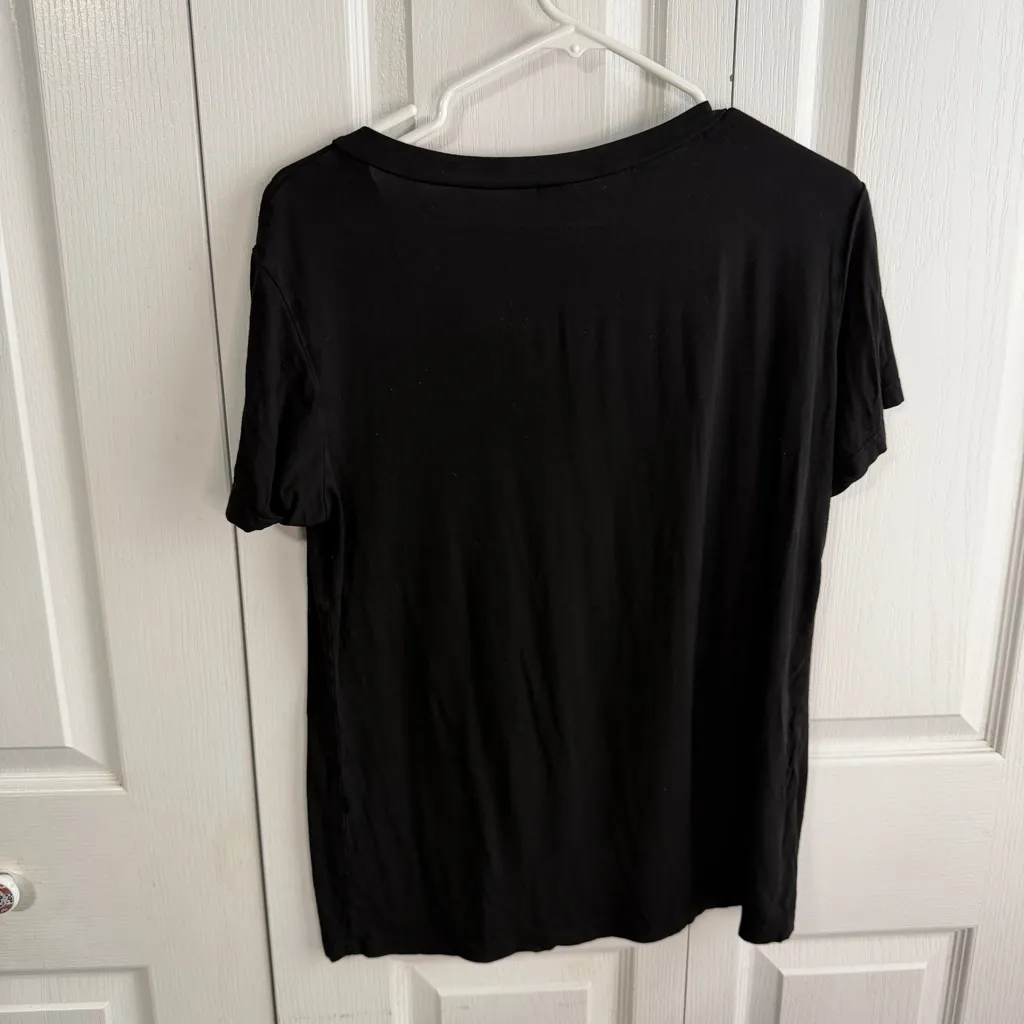 Black v neck short sleeve tee size medium - Image 3