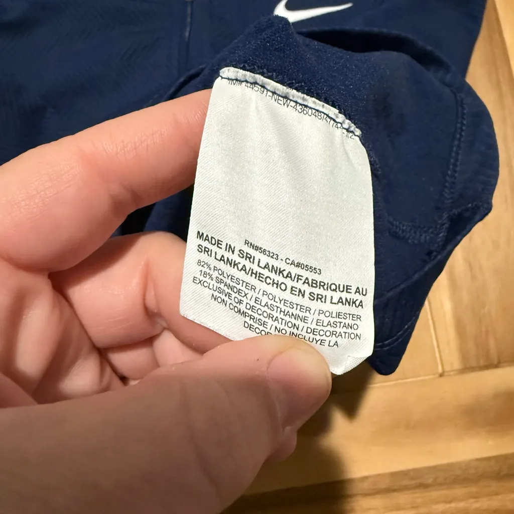 Nike dri fit women’s lightweight 1/2 zip medium - Image 3