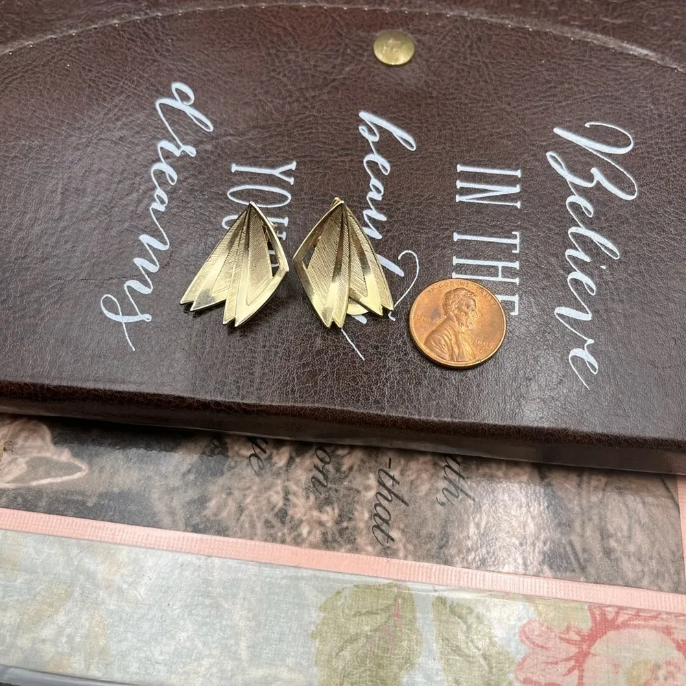 Vintage 70s Gold Tone Feather Butterfly Clip On Earrings - Image 3